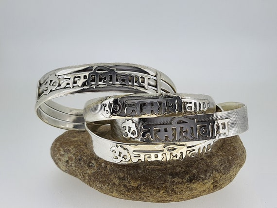 Hindu OM Namo Shivay Kara Smooth Flat Stainless Steel Ohm Mantra Kada –  www.OnlineSikhStore.com