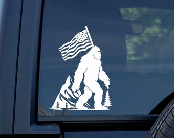 Calcomanía patriótica de Bigfoot para ventana – Pegatina de Sasquatch con la bandera estadounidense