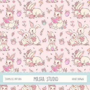 Peut inclure: Motif sans couture avec des lapins blancs ornés de couronnes de fleurs, lisant des livres et tenant des œufs et des paniers de Pâques, sur fond rose clair. Le texte "MASHA STUDIO" et "HAND DRAWN" est également présent.