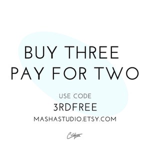 Puede incluir: Un gr&aacute;fico azul claro con el texto "BUY THREE PAY FOR TWO" y el c&oacute;digo "3RDFREE" para usar para la oferta. El texto "MASHASTUDIO.ETSY.COM" tambi&eacute;n est&aacute; incluido.