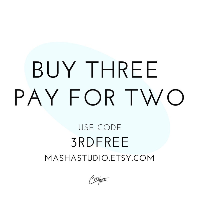Puede incluir: Un gr&aacute;fico azul claro con el texto "BUY THREE PAY FOR TWO" y el c&oacute;digo "3RDFREE" para usar para la oferta. El texto "MASHASTUDIO.ETSY.COM" tambi&eacute;n est&aacute; incluido.