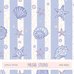 Könnte beinhalten: Nahtloses Muster mit blau-weiß gestreiftem Hintergrund, verziert mit handgezeichneten Illustrationen von Muscheln, Seesternen und Blasen. Der Text "MASHA STUDIO" ist auf einem rosa Banner zu sehen. Das Design ist handgezeichnet.