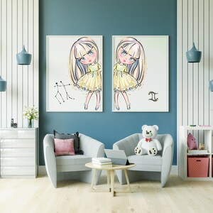 Puede incluir: Una habitaci&oacute;n con dos ilustraciones enmarcadas de una ni&ntilde;a de dibujos animados con pelo rubio largo y un vestido amarillo. La obra de arte se exhibe sobre dos sillones grises, una mesa peque&ntilde;a y un oso de peluche blanco. La habitaci&oacute;n tiene una pared azul y paneles verticales blancos.
