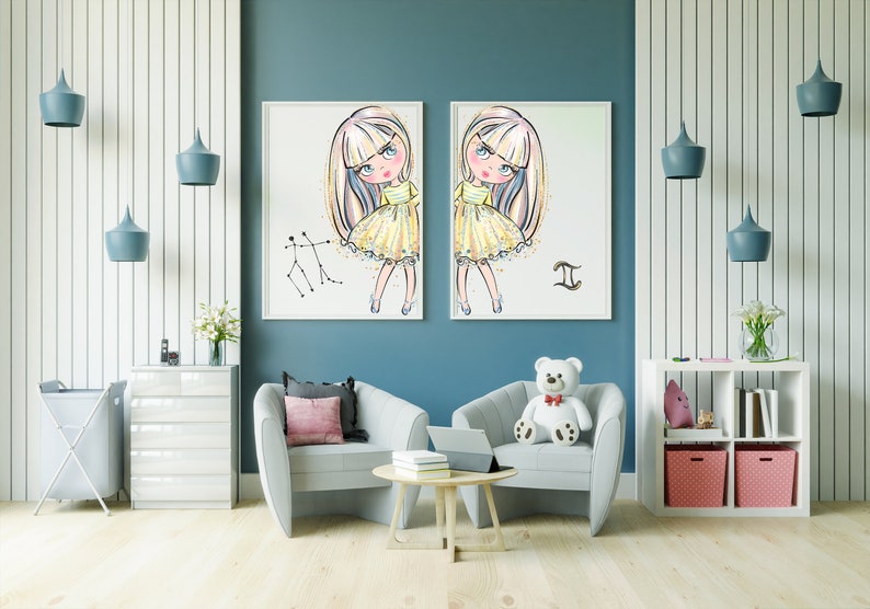 Puede incluir: Una habitaci&oacute;n con dos ilustraciones enmarcadas de una ni&ntilde;a de dibujos animados con pelo rubio largo y un vestido amarillo. La obra de arte se exhibe sobre dos sillones grises, una mesa peque&ntilde;a y un oso de peluche blanco. La habitaci&oacute;n tiene una pared azul y paneles verticales blancos.