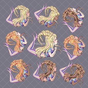 Puede incluir: Nueve ilustraciones de una sirena con un signo zodiacal Capricornio. Cada sirena tiene un color de cabello y un tono de piel diferentes. Las sirenas est&aacute;n todas en una pose similar, con sus colas enroscadas detr&aacute;s de ellas y sus manos juntas frente a sus pechos. Las sirenas llevan todas una blusa morada con estampado de galaxia y una corona dorada.