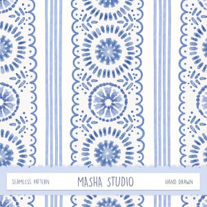 Puede incluir: Patrón sin costuras con diseño de acuarela en tonos azules y blancos. El patrón presenta rayas verticales y motivos florales circulares. El texto "MASHA STUDIO" y "HAND DRAWN" es visible.