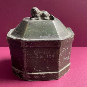 Eine antike georgianische Tabakschachtel mit dem schönsten Liegerad-Dachaufsatz