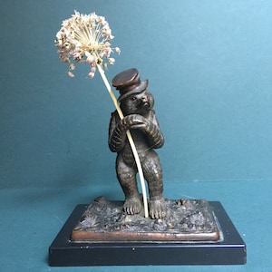 Viktoriansk bronsbjörnhållare med tändsticksmotiv, cylinderhatt, blomträdgårdsfot