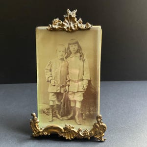 美しいアールヌーボー様式のフランス製フォトフレーム。2人の子供のオリジナルフランス製CDVカードが飾られています。