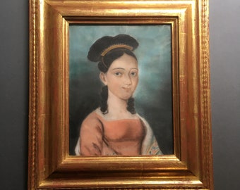 Ingenuo antico ritratto pastello di una giovane donna provinciale con capelli meravigliosamente pettinati e bellissimi occhi azzurri