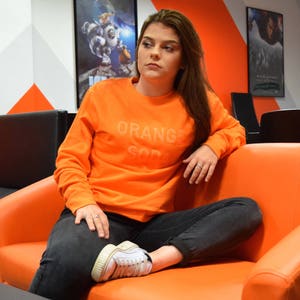 Orange Soda Unisex Sweatshirt bestickt. Hoodie, Pullover, niedlich, lustig, Humor, Neuheit, Jumper, Lebensmittel-Liebhaber, Oldschool, Retro-Sprüche