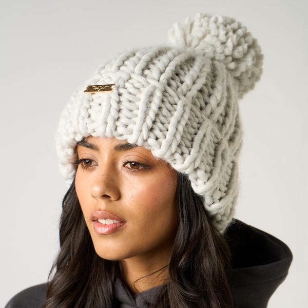 チャンキーニットビーニー。5色展開。特大サイズのツイストセントボブルハット。ユニセックス。冬の必需品。キュートなギフトアイデア。暖かくて心地よい手編みのポンポン。