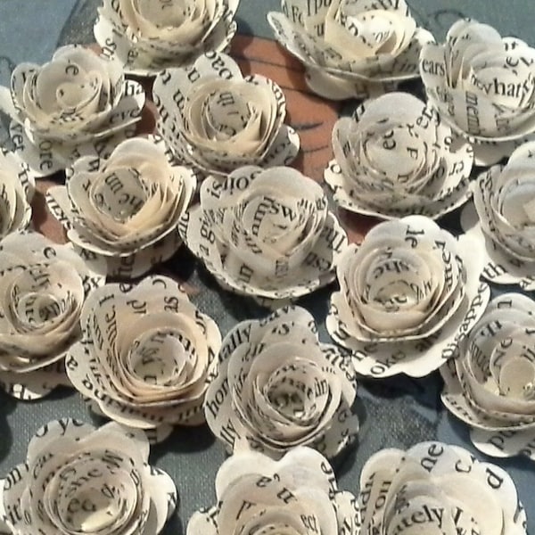 Handgerolde papieren boekrozen: tafeldecoraties voor bruiloften (x25)