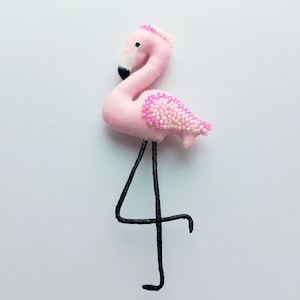 Met de hand gemaakt flamingospeelgoed voor poppen