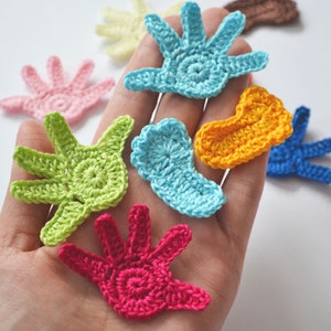Puede incluir: Una colecci&oacute;n de formas de manos y pies de ganchillo de varios colores, incluyendo azul, verde, rosa, amarillo y rojo.