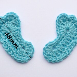 Puede incluir: Dos formas de pie de crochet de color azul claro, cada una mide 48 mm de largo.