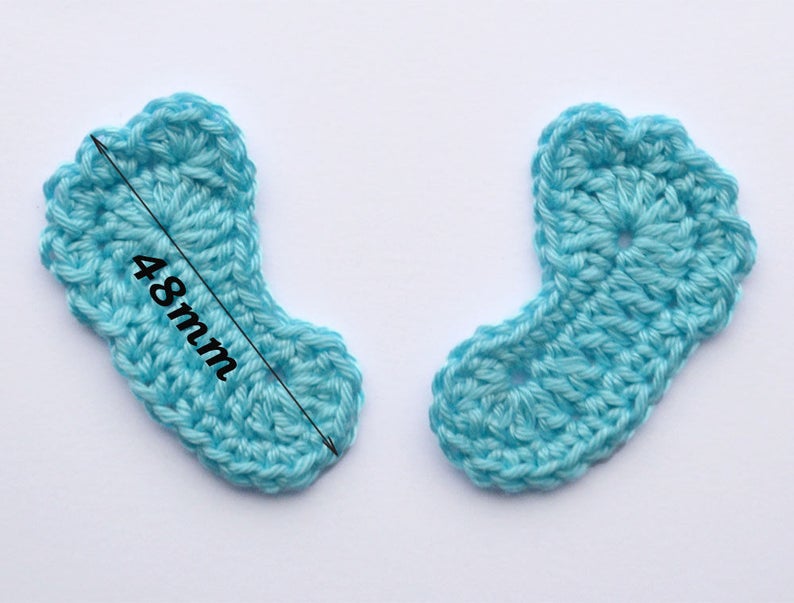 Puede incluir: Dos formas de pie de crochet de color azul claro, cada una mide 48 mm de largo.