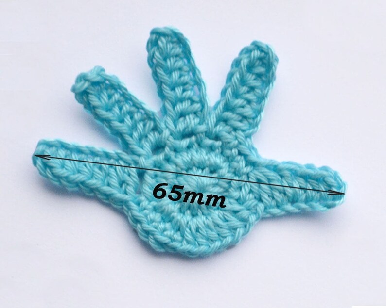 Puede incluir: Una aplicaci&oacute;n de mano de ganchillo de color azul claro que mide 6,5 cm de ancho.