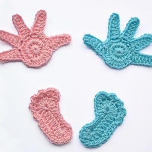 Puede incluir: Cuatro art&iacute;culos de beb&eacute; de ganchillo en rosa y azul. Dos manos y dos pies.