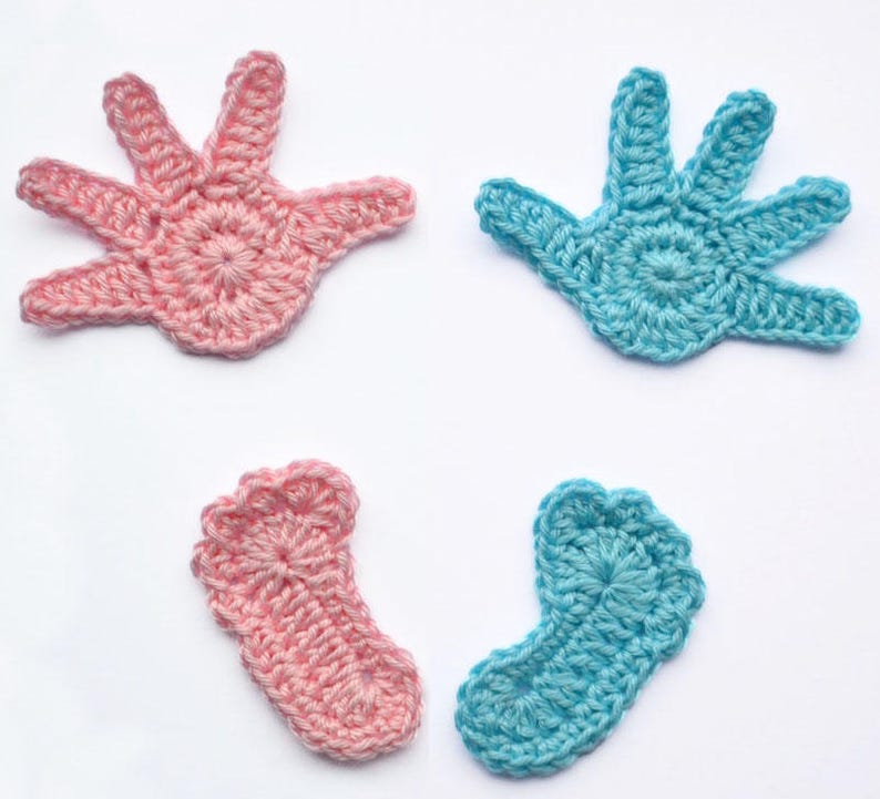 Puede incluir: Cuatro art&iacute;culos de beb&eacute; de ganchillo en rosa y azul. Dos manos y dos pies.