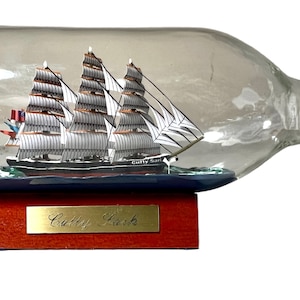 Niedliches Sark Schiff in einer Flasche