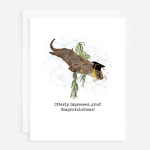 ¡Muy impresionado, Grad! ¡Felicitaciones! Tarjeta de graduación de nutria