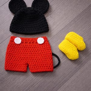 Crochet Mickey Mouse Costume: Newborn Photo Prop Outfit imagen 1