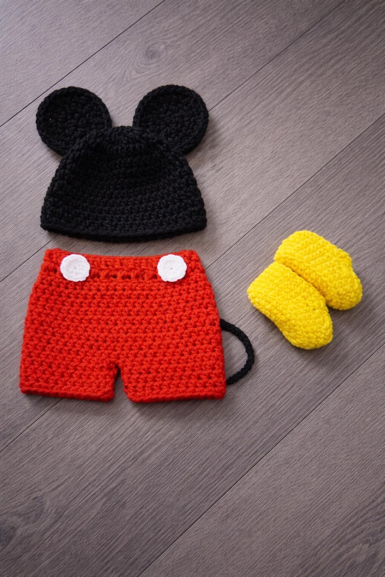 Crochet Mickey Mouse Costume: Newborn Photo Prop Outfit imagen 1