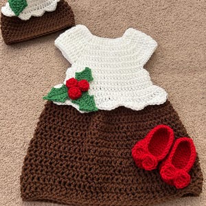 Crochet Baby Christmas Pudding Costume: Photo Prop Set