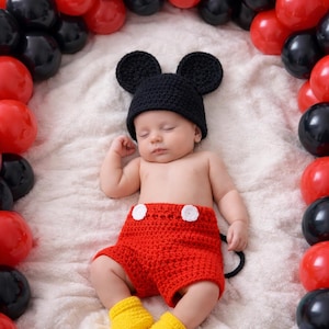 Crochet Mickey Mouse Costume: Newborn Photo Prop Outfit imagen 4
