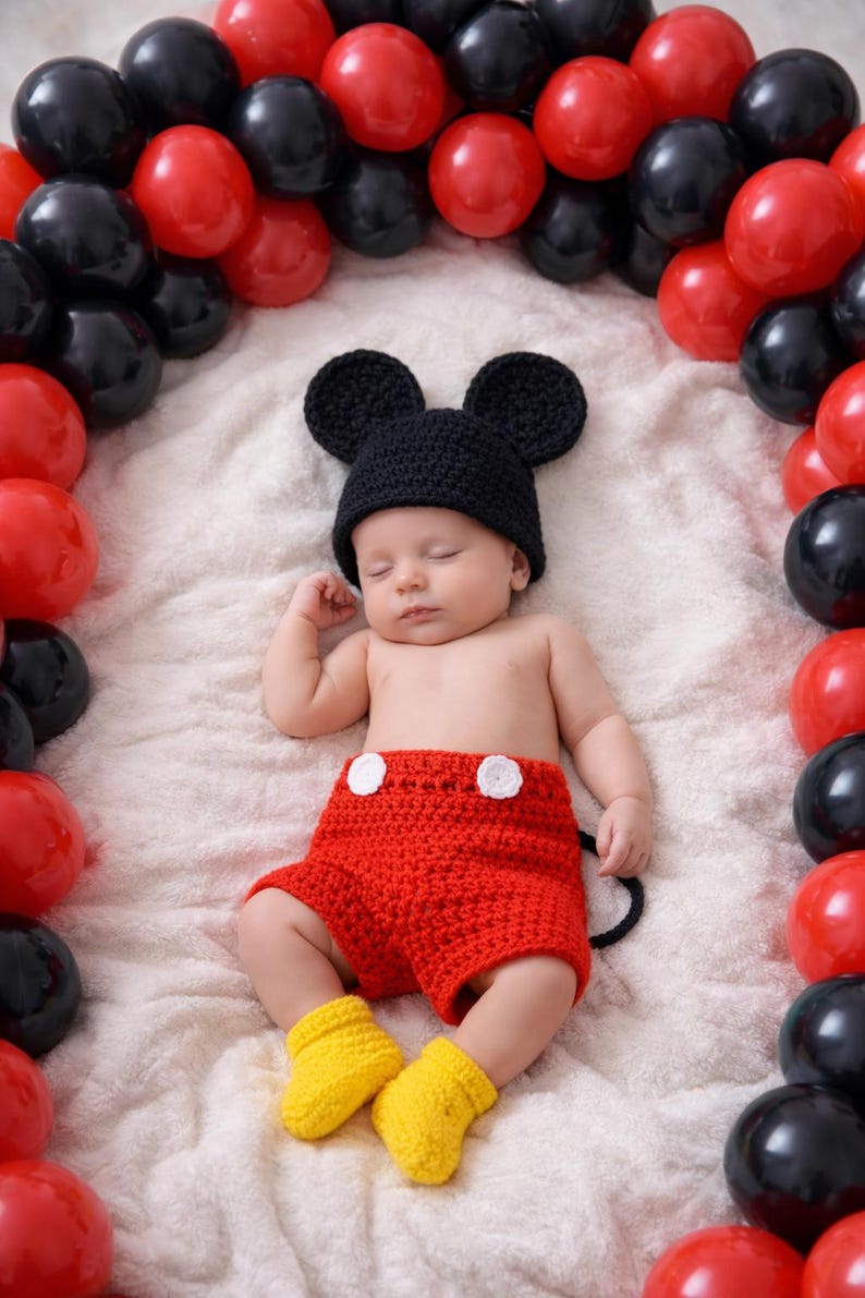 Crochet Mickey Mouse Costume: Newborn Photo Prop Outfit imagen 4