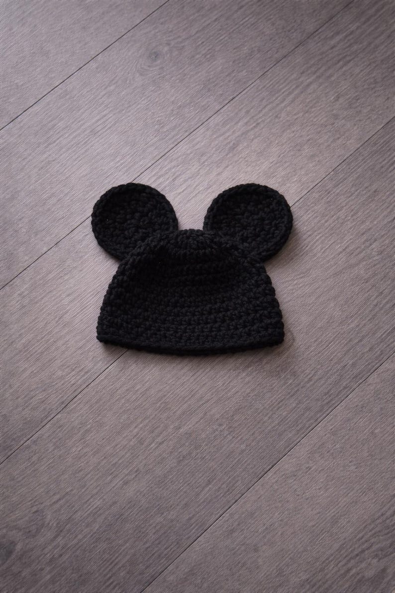 Crochet Mickey Mouse Costume: Newborn Photo Prop Outfit imagen 3