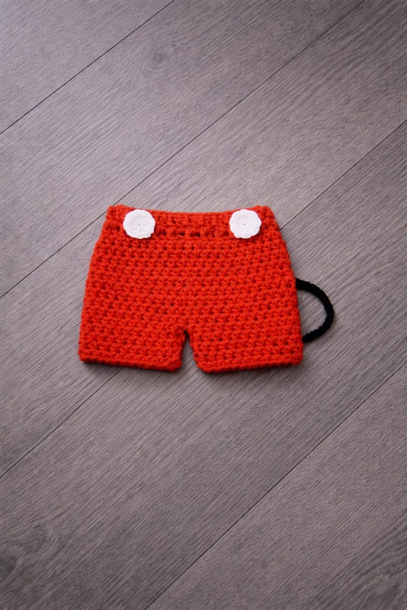 Crochet Mickey Mouse Costume: Newborn Photo Prop Outfit imagen 2