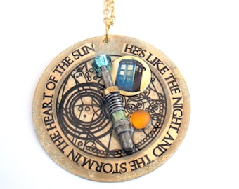 Naszyjnik Doctor Who „On jest jak Noc” i Sonic Screwdriver