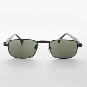 Op de afbeelding: Een handgemaakt houten serveerblad met een natuurlijke afwerking. Het blad heeft een rechthoekige vorm met afgeronde hoeken en opstaande randen. Het is ontworpen met twee handvatten voor gemakkelijk dragen. Afmetingen: ongeveer 40 cm lang, 25 cm breed en 5 cm hoog.