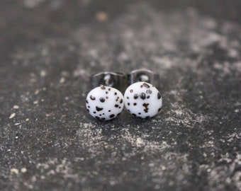 ALBA SOUTH white porcelain earrings with Scottish sand, stud earrings, small button earrings, white earrings, minimalist earrings, Scotland