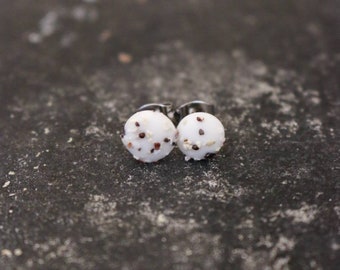 ALBA NORTH white porcelain earrings with Scottish sand, stud earrings, small button earrings, white earrings, minimalist earrings, Scotland