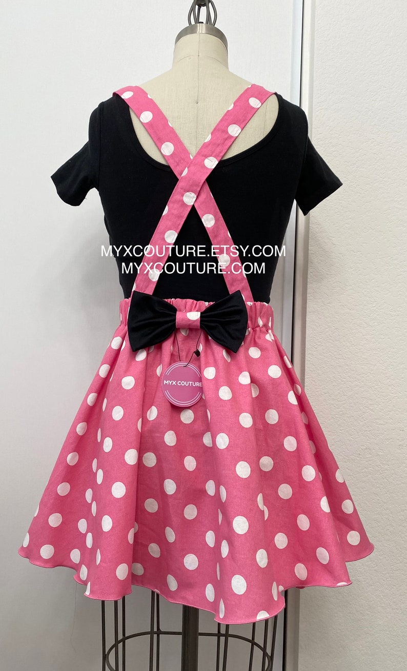 Puede incluir: Una camiseta negra con tirantes rosas y una falda rosa con lunares. Los tirantes son rosas con lunares blancos. Un lazo negro est&aacute; sujeto a la falda. El texto "MYXCOUTURE.ETSY.COM" y "MYXCOUTURE.COM" son visibles.