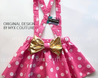 Conjunto de cumpleaños con falda de Minnie Mouse rosa y dorada, tirantes cruzados con lunares rosas y 2 lazos para el cabello a juego