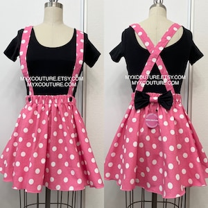 Puede incluir: Una camiseta negra con una falda rosa de lunares y tirantes. Los tirantes son rosas y se cruzan en la espalda. Un lazo negro est&aacute; sujeto a la parte trasera de la falda. El texto "MYXCOUTURE.ETSY.COM" es visible.