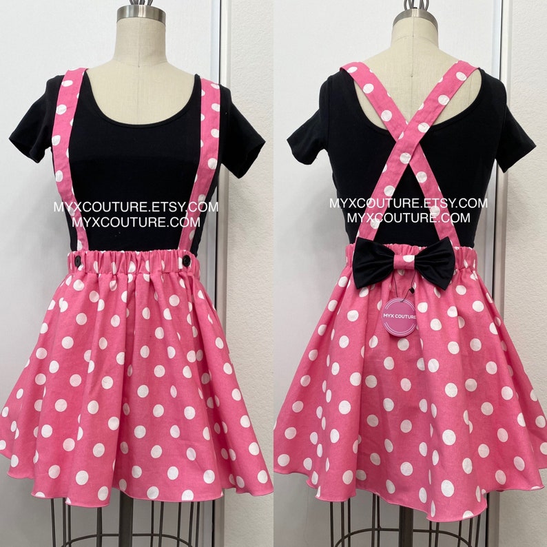 Puede incluir: Una camiseta negra con una falda rosa de lunares y tirantes. Los tirantes son rosas y se cruzan en la espalda. Un lazo negro est&aacute; sujeto a la parte trasera de la falda. El texto "MYXCOUTURE.ETSY.COM" es visible.