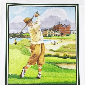 Peut inclure: Impression sur le thème du golf représentant un golfeur en plein swing sur un parcours vert, avec un arrière-plan côtier et des bâtiments. Le texte "LINKS GOLF TWO 18 HOLE COURSES" est inclus.