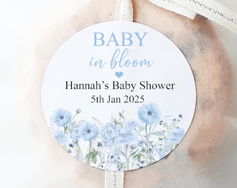Pegatinas personalizadas brillantes para fiesta de baby shower "Baby In Bloom" en color azul.