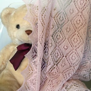 Merino/Angora mix Pastel Pink Hand knitted Baby Blanket/Chal Chal de Haapsalu de encaje estonio tradicional.