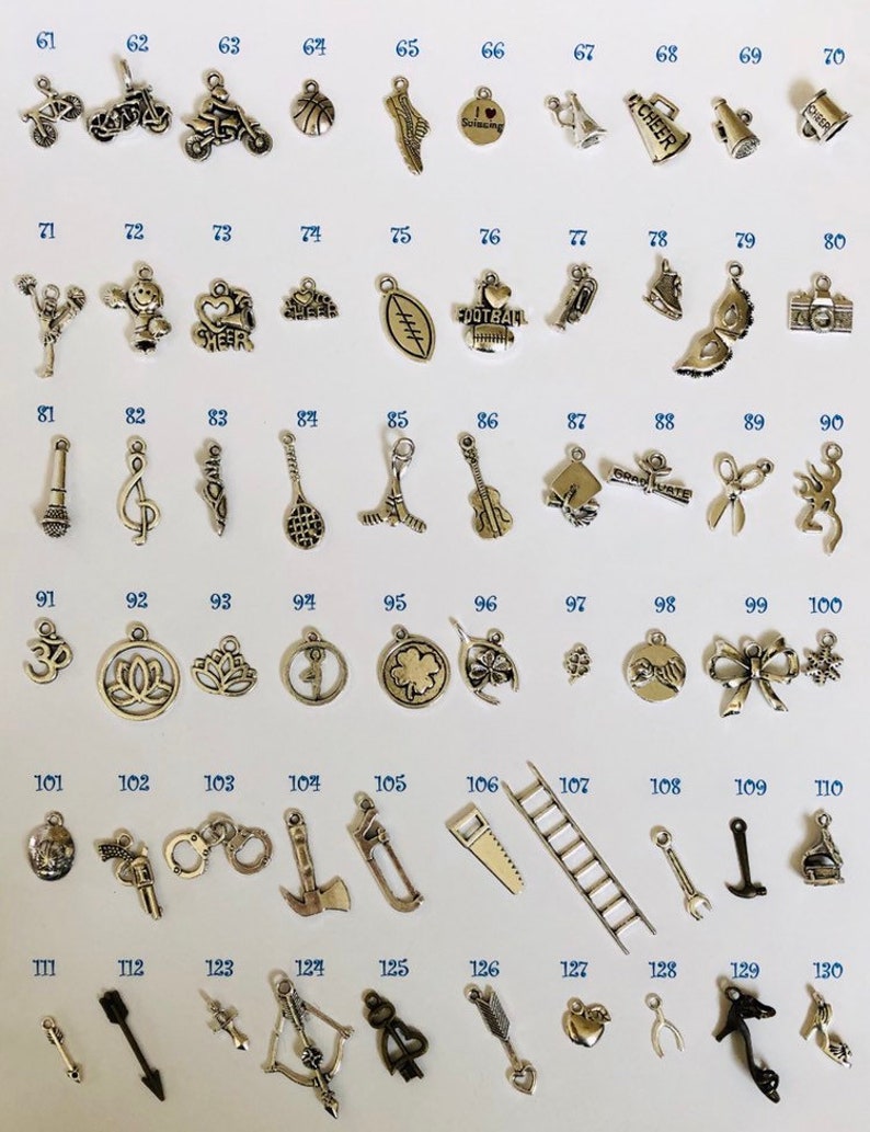 Pu&ograve; includere: Una collezione di 130 ciondoli d'argento, ognuno con un design diverso. I ciondoli sono disposti in file su uno sfondo bianco, numerati da 61 a 130. I ciondoli includono design a tema sportivo, note musicali, simboli religiosi e altro ancora.