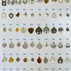Pu&ograve; includere: Una collezione di 20 ciondoli in metallo argentato, dorato e bronzo. I ciondoli sono disposti in file e numerati da 131 a 190. I ciondoli includono cuori, ali, alberi, impronte, nodi celtici, impronte di zampe, pesci, ossa e altri disegni.