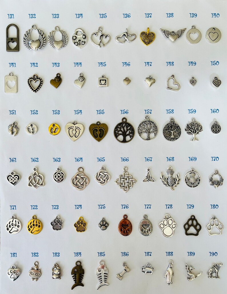 Pu&ograve; includere: Una collezione di 20 ciondoli in metallo argentato, dorato e bronzo. I ciondoli sono disposti in file e numerati da 131 a 190. I ciondoli includono cuori, ali, alberi, impronte, nodi celtici, impronte di zampe, pesci, ossa e altri disegni.