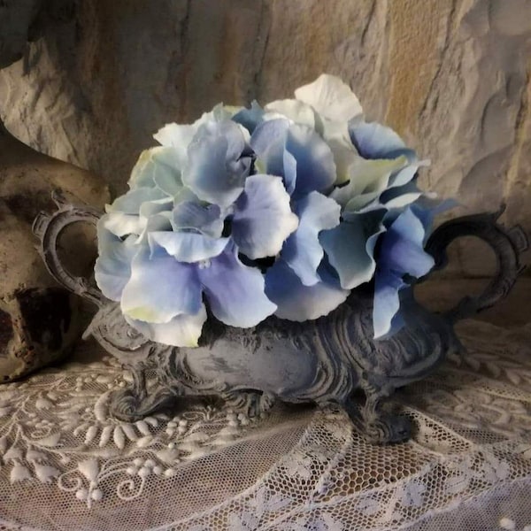 Petite jardinière style rococo patinée gris foncé. Esprit château ou shabby.