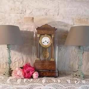 Duo aus mandelgrünen Schloss-, Landhaus- oder Shabby-Chic-Lampen für Geschenke und Innendekoration.