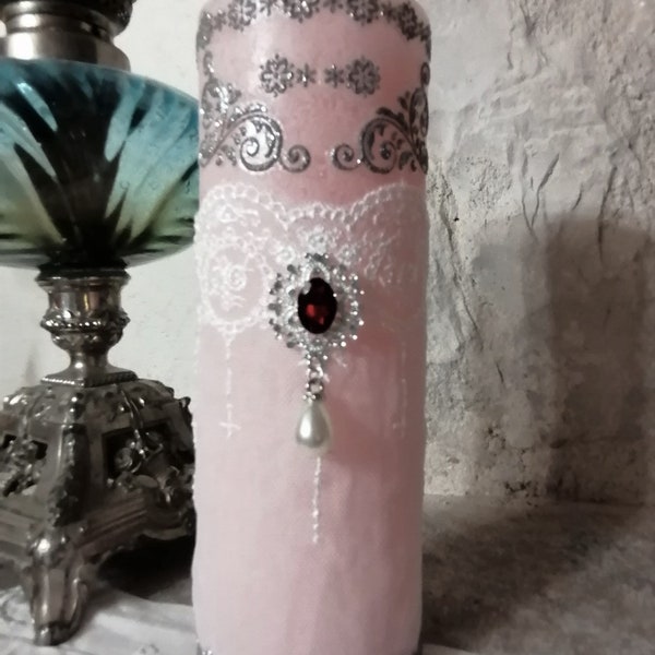 Marie-Antoinette, bougie rose avec dentelle et cabochon rubis